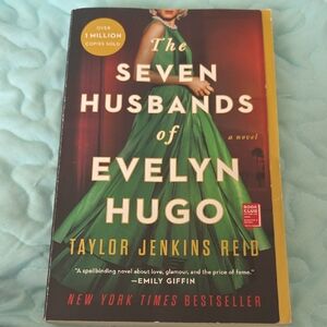 The Seven Husbands of Evelyn Hugo - Green Cover Paperback